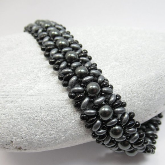 Hand woven bracelet with dark grey Swarovski pearls - Picture 3 of 8
